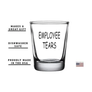 El empleado divertido del vidrio del tiro rasga el regalo_3