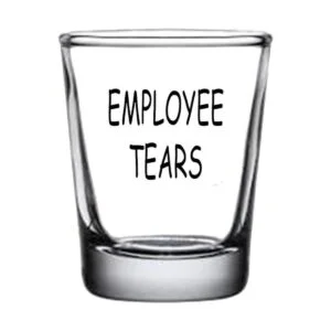 El empleado divertido del vidrio del tiro rasga el regalo_1