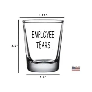 El empleado divertido del vidrio del tiro rasga el regalo_2