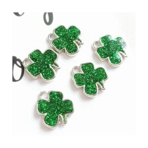 Paquete de 25 colgantes de trébol de cuatro hojas con