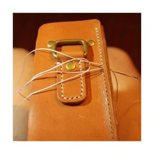 Hilo de lino encerado y punzón de mango de madera agujas