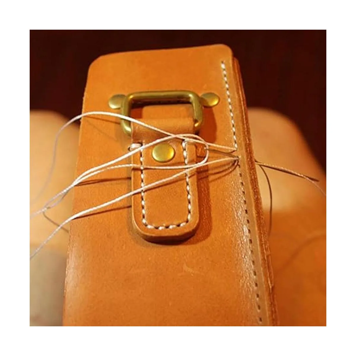 Hilo de lino encerado y punzón de mango de madera agujas