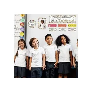 Tablero de anuncios de confeti Happy Birthdays con texto_2