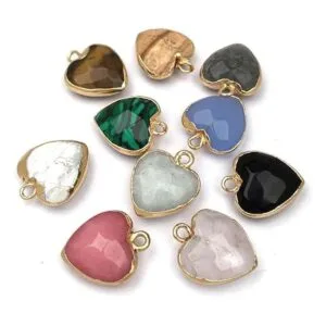 5 colgantes de piedra natural en forma de corazón
