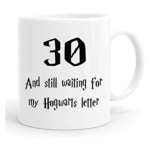 Taza con letras de 30 and Still Waiting for My Hogwarts