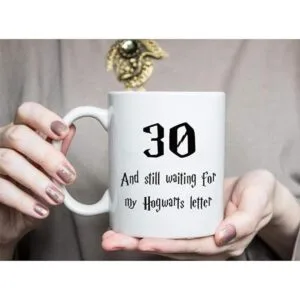 Taza con letras de 30 and Still Waiting for My Hogwarts