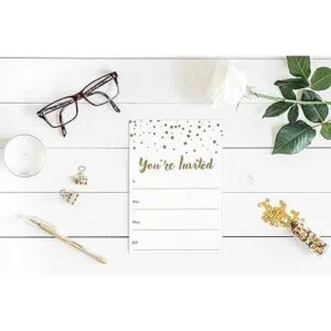 Brillantes invitaciones de fiesta con lunares dorados_3