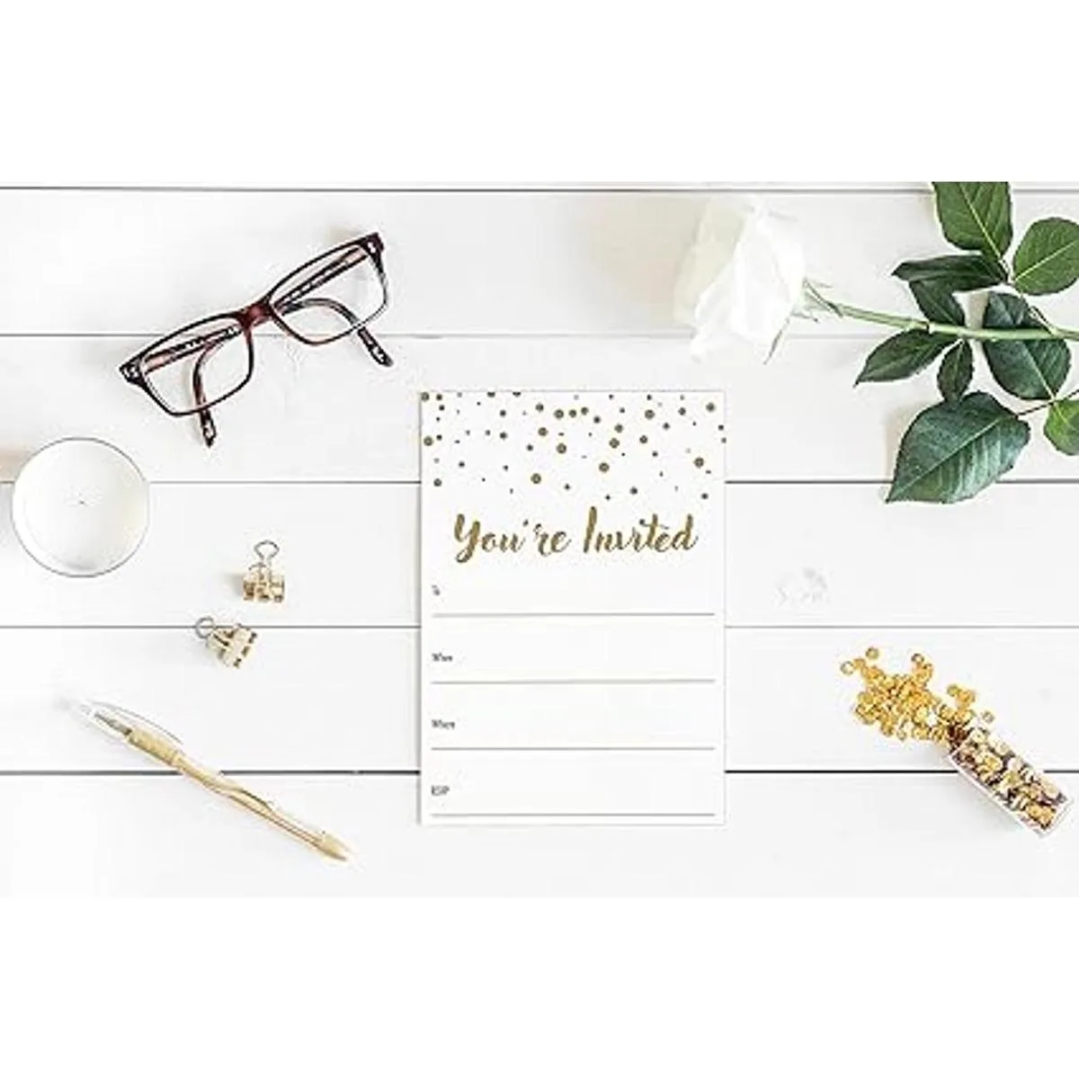 Brillantes invitaciones de fiesta con lunares dorados_3