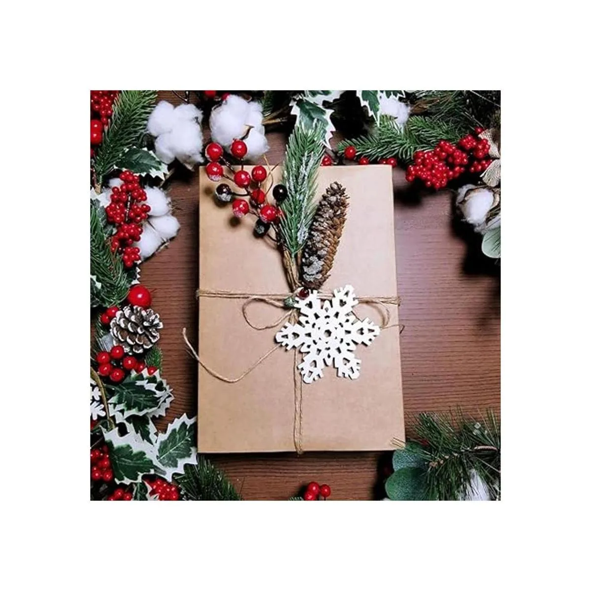 Juego de 32 adornos de copos de nieve de madera natural