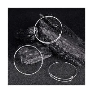 Brazaletes expandibles de alambre ajustable en blanco_5