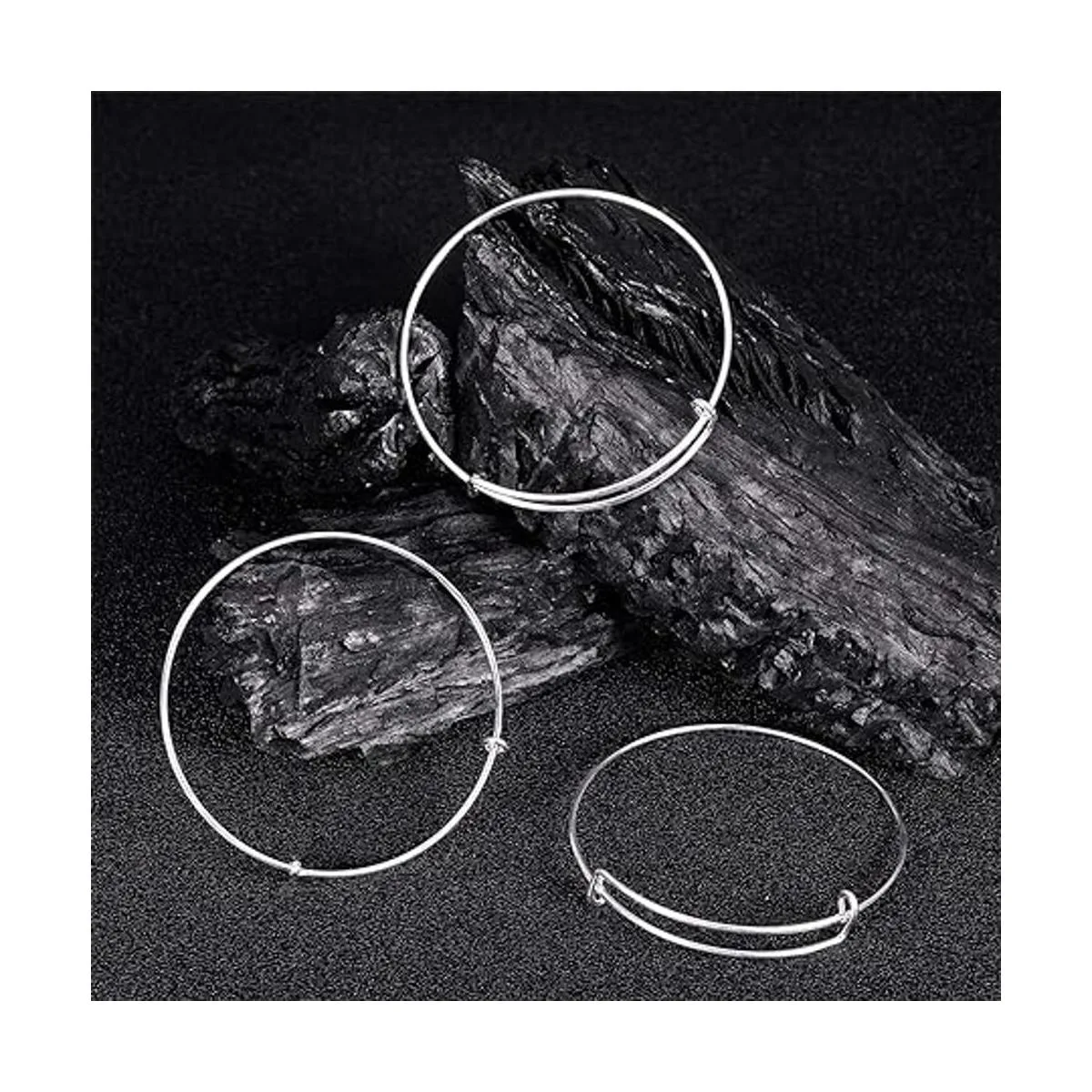 Brazaletes expandibles de alambre ajustable en blanco_5