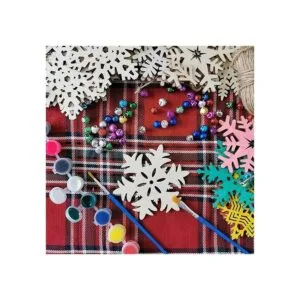 Juego de 32 adornos de copos de nieve de madera natural