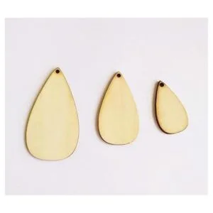 30 aretes de madera en blanco con forma de lágrima.