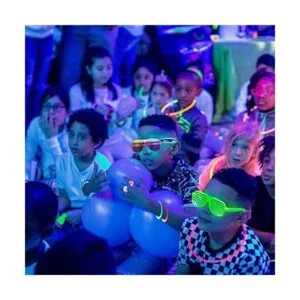 78 piezas de juguetes con luz LED para fiestas que brillan_5
