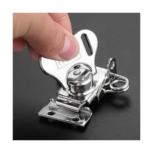 Caja de herramientas para cajuela con cierre de mariposa