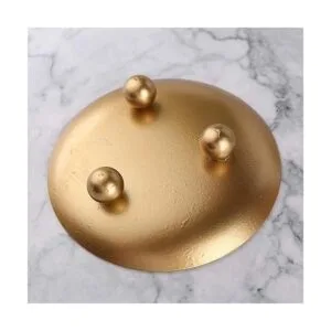 Portavelas de hierro con placa de hierro dorado