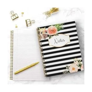 Cuaderno de tapa blanda con diseño de flores clásicas de_5