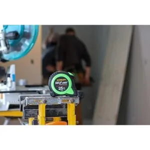 Komelon SL2825 25 pies. Cinta métrica con traba automática._5