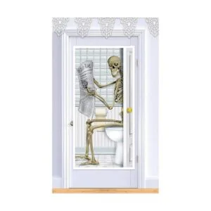 Cubierta para la puerta del baño con diseño de esqueleto.