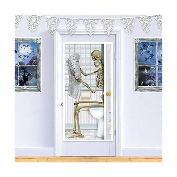 Cubierta para la puerta del baño con diseño de esqueleto.