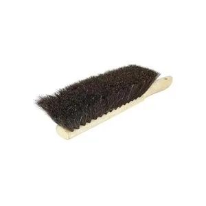 Cepillo de cerdas de caballo con mango de madera hecho_2
