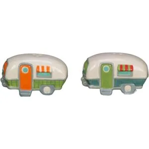 Salero y pimentero con forma de RV Dos autocaravanas con_1