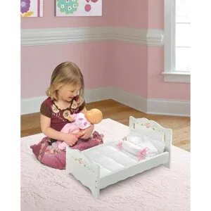 Cama para muñecas con cobertor blanco y rosa_6