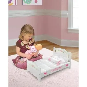 Cama para muñecas con cobertor blanco y rosa_4