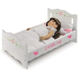 Cama para muñecas con cobertor blanco y rosa_5