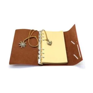 Diario con tapas de cuero estilo retro en blanco con_4