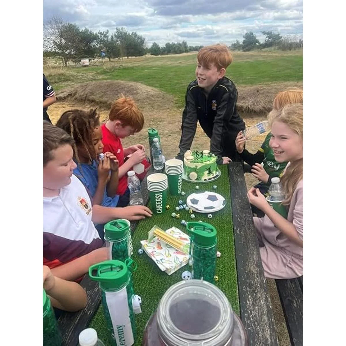 Talking Tables Camino de mesa reutilizable de césped_4
