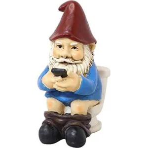 Sunnydaze Cody El gnomo de jardín en el trono leyendo su_1