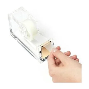 Dispensador de cinta acrílica y dorada de OfficeGoods un_3