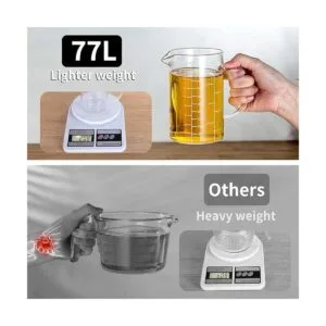 Taza medidora de vidrio mango aislado pico en forma de_3