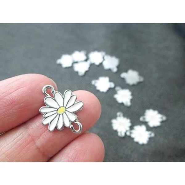 Conector de 12 Little Daisy flor blanca y amarilla Charms_2