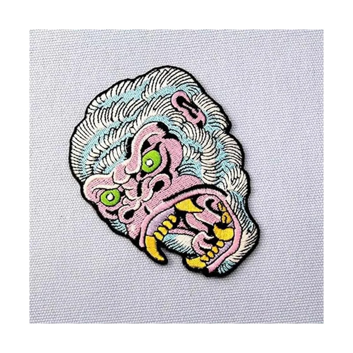 Parche bordado de The Roaring Gorilla para coser con el_4