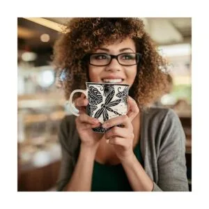 Karma Gifts Taza BOHO en blanco y negro 16 onzas abeja_3