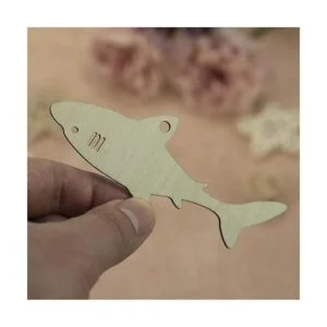 Adornos colgantes de madera en forma de tiburón con_5