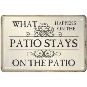 Letrero de metal vintage con texto en inglés What Happens_1