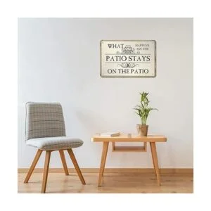 Letrero de metal vintage con texto en inglés What Happens_6