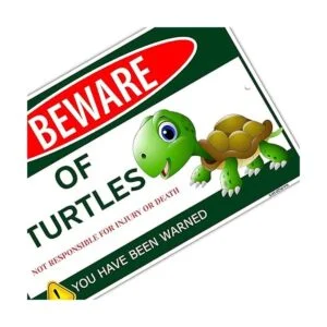Letrero de metal con texto en inglés Beware of Turtles_2
