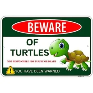 Letrero de metal con texto en inglés Beware of Turtles_1