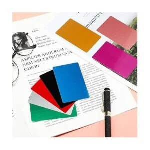 Tarjetas de visita de aluminio multicolor en blanco_4