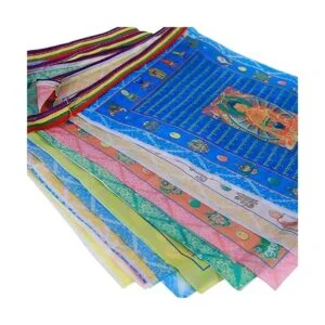 Banderas tibetanas de oración budista al aire libre_3