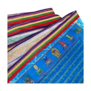 Banderas tibetanas de oración budista al aire libre_4