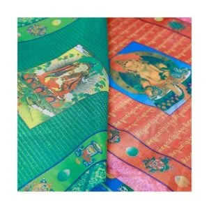 Banderas tibetanas de oración budista al aire libre_6