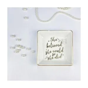 Plato de joyería con leyenda en inglés She Believed She_3