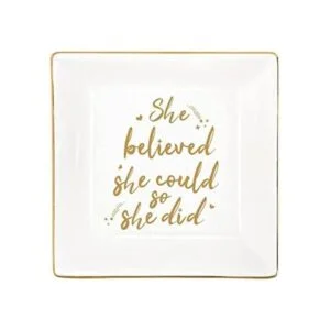 Plato de joyería con leyenda en inglés She Believed She_1