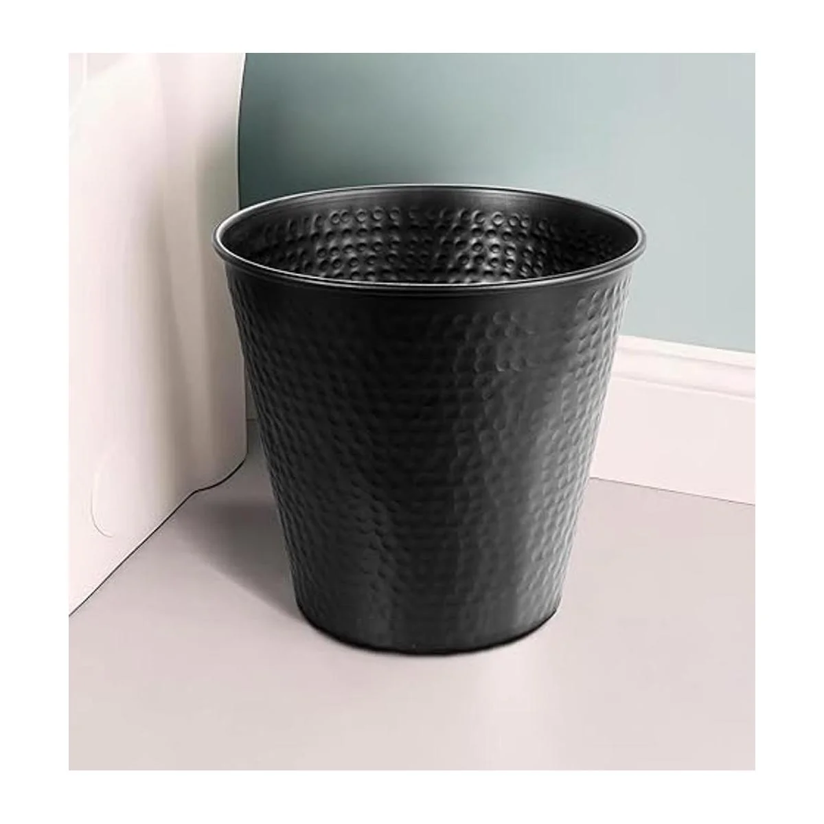 Monarch Abode Basurero de metal martillado a mano negro_4
