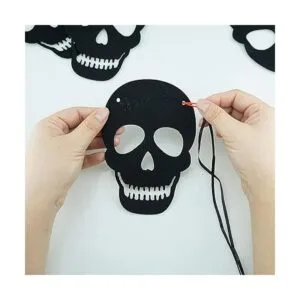 SaktopDeco Paquete de 2 guirnaldas de calavera de fieltro_4